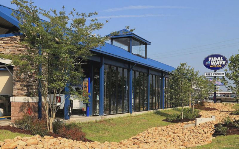 vehicles going through Tidal Wave Auto Spa