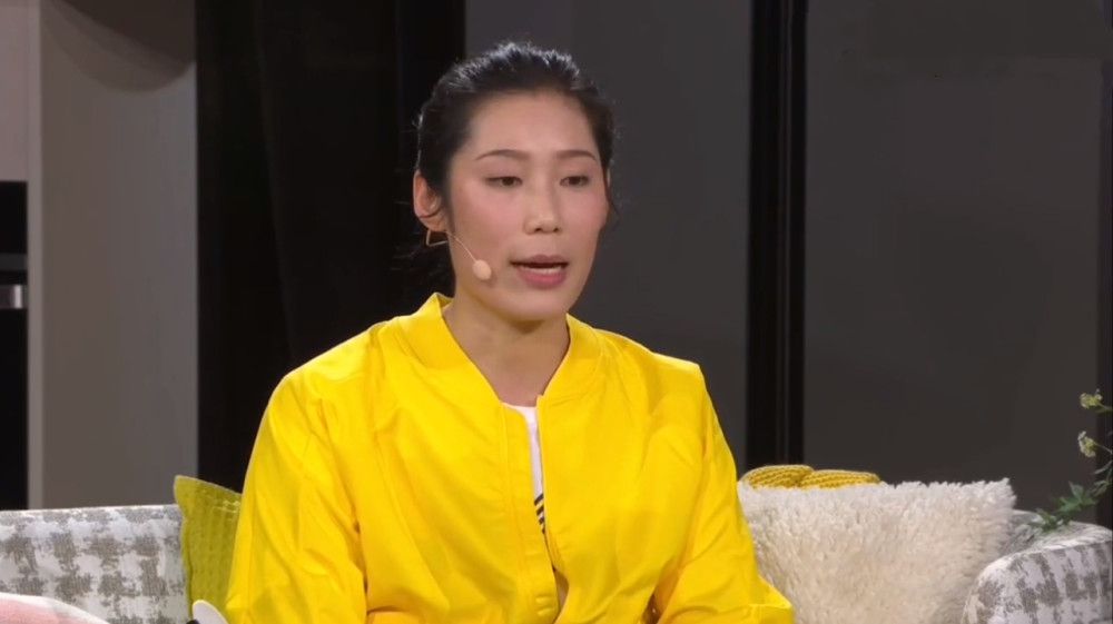 在客厅做瑜伽的小姨子